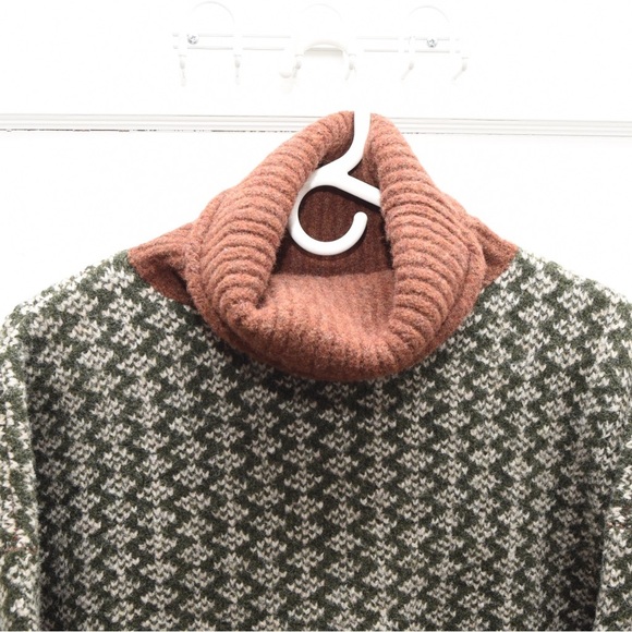 Levitate women’s cowl neck sweater size Small green brown pattern - Picture 2 of 10